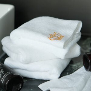 1 (1) White Platinum Satin Embroidered Bath Towel