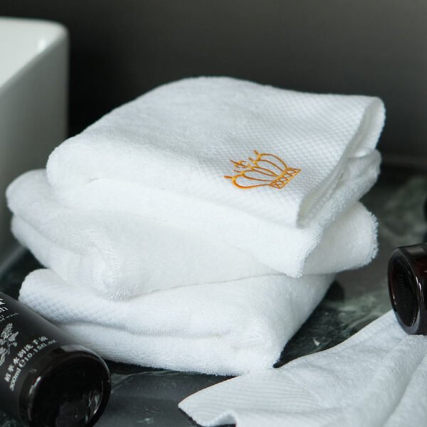 1 (1) White Platinum Satin Embroidered Bath Towel