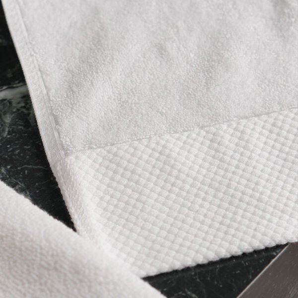 1 (2) Luxury Jacquard Bath Towel
