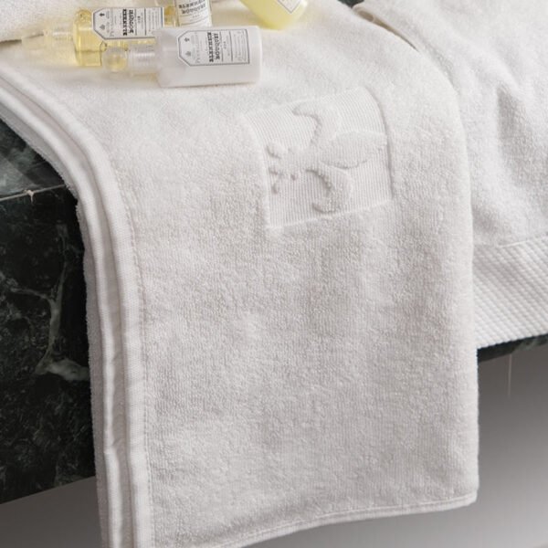 1 (3) Luxury Jacquard Bath Towel